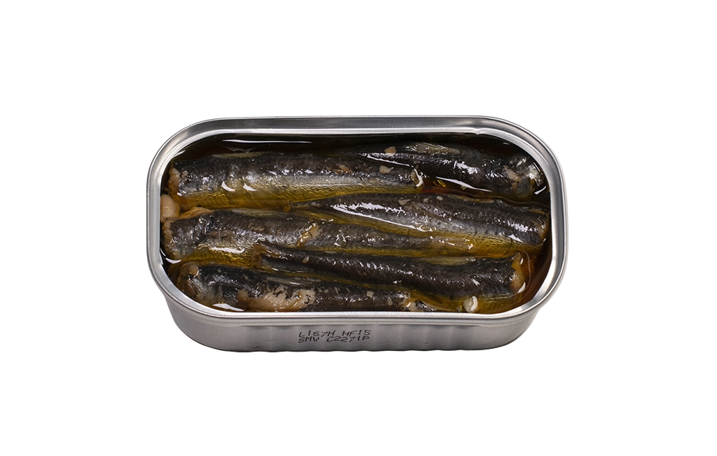 Aštrios mažos sardinės atidarytoje skardinėje