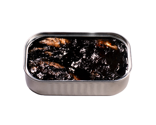 Įdaryti kalmarai savo rašale atidarytoje skardinėje